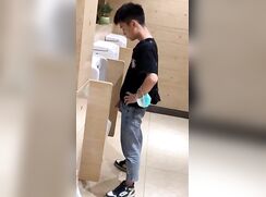 A male is pissing in the toilet 1