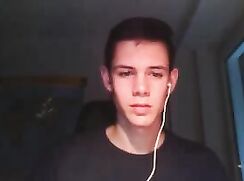 NICE BOY SHOWS HIS ASSHOLE ON CAM TWINK PORN