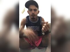 Garoto peludo dotado exibindo