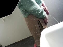 Enormous schlong pissing