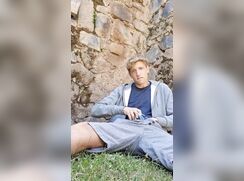 BLONDE HOTTIE BEATS OFF OUTSIDE