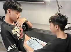 BAIS DANS LES TOILETTES DE LA SALLE DE SPORT - GAY PORN