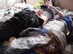 [ABX][5][917] - Ragazzo si masturba il cazzo e gli viene sulla maglietta