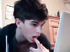 NICE BOY PLAYS ON CAM TWINK GAY PORN TUBE