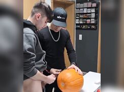 Deutsche Twinks Kürbisfun