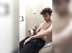 Jose Luis jalando en el baño