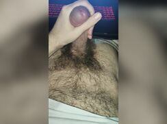 дрочит волосатый член