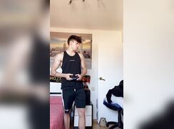 Heißer junger Mann onaniert und wird geil