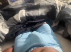 Twink trekt zich af voor vriend en spuit veel zaad