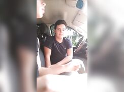 Friend blows hottie in car. HOT ORAL BOYS PORN