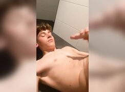 Hottie lies on floor and jacks.  Cums in face