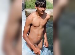 Viral Pakistani boy nude bathing