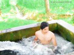 Viral Pakistani boy bathing 2025