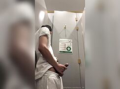 (Ducal) Vietnamese guys wanking in public toilet 4