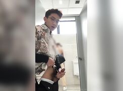 (Ducal) Vietnamese guys wanking in public toilet 6