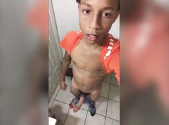 Jeune africain se branle et jouis !