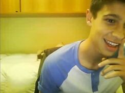 Jeune latino timide se branle et jouisen live