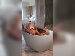 Sex in a bathtube