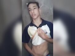 Novinho brasileiro pagando boquete porn boys