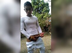 muscle arab boii flashing