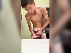 Jeune jouis dans sa salle de bain