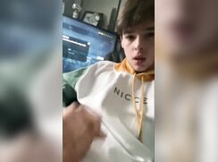 Jeune excité se branle et jouis devant son ordinateur