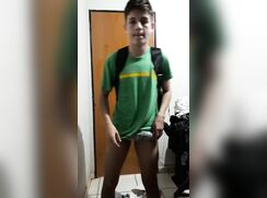Novinho batendo uma