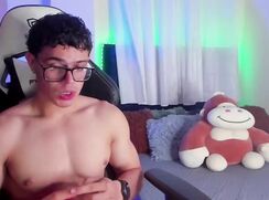 Muscle Boy Max Cums WebShow