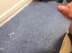 Das Badezimmer ist der Beste Übungsraum, zum Wichsen.