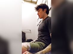 cute big cock tattoed guy wanking hot off