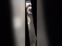 Quay lén anh hàng xóm tắm