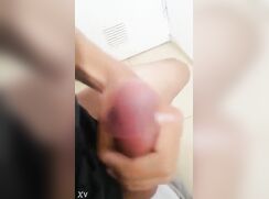 Heißer Junge wichst sich ein von der Palme