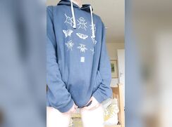 Cute twink pulls up hoodie and cums hands free
