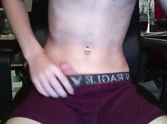 Twink, Wichsen, Piss, und dann Sperma Porn