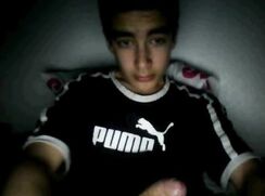 chatroulette 2014 05 08 boy Italien se masturbe et montre ses jolies fesses