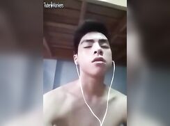 Asian dude chatting and jacking off for a girl