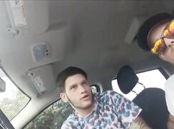 Suce en voiture sur lieu de drague
