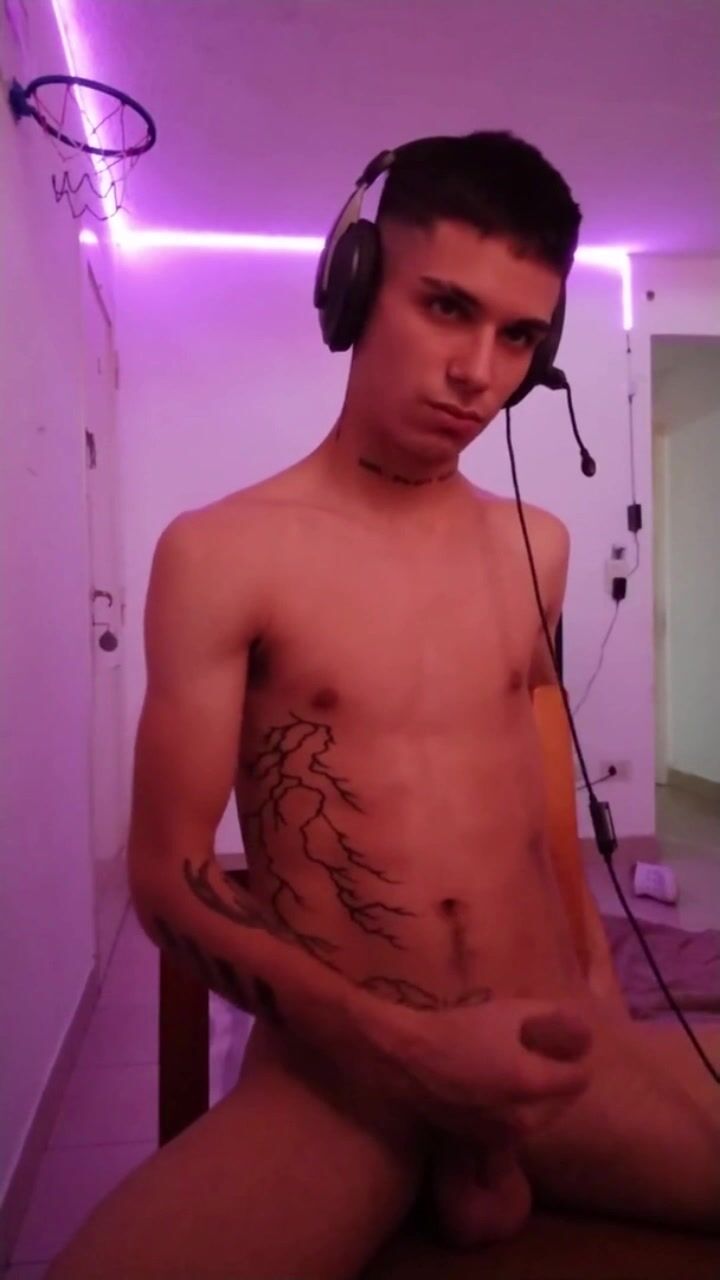 Hetero playing with his friends masturbates while talking to them -  07-29-25 | GayPornTube