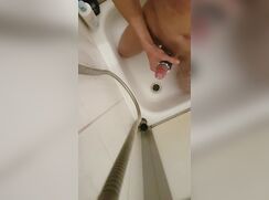 Unter der Dusche abspritzen