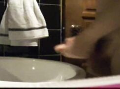 Die Toilette ist zu Tief, und im Stehen ist es viel Geiler