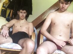 Deux cousins se branlent côte à côte