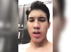 Pinoy twink makes selfie