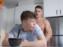Il baise le petit frère de son mec