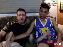 Gay se fait sucé et branlé par jeune hétéro latino