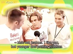 Deux beaux mecs baisent après une interview