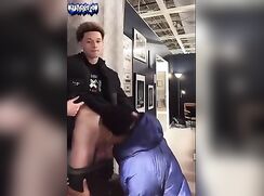 Exhib et suce dans un magasin