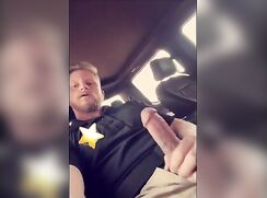 Sheriff réel se branle dans sa voiture