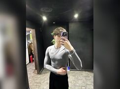 Yummy dude jers off and shows ass
