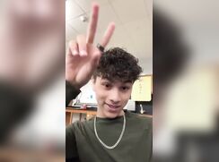 Dude loves to show off his body and assplay