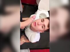 Pipe dans les toilettes